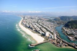 l molo di Quebra mar e la spiaggia di Barra da Tijuca beach ad ovest del centro di Rio de Janeiro - © A.RICARDO / Shutterstock.com