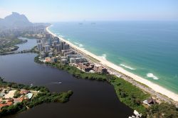 La laguna e il lungo mare di Barra daTijuca: siamo nella parte ovest di Rio de Janeiro in Brasile - © A.RICARDO / Shutterstock.com