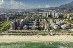 La spiaggia e i palazzi del quartiere di Barra da Tijuca, Rio de Janeiro
