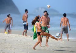 Turisti e locali carioca sulla spiaggia di Barra da Tijuca mentro giocano a calcio - © A.RICARDO / Shutterstock.com