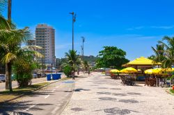 Il lungomare di Barra da Tijuca con il marciapiede a mosaico, Rio de Janeiro, Brasile
