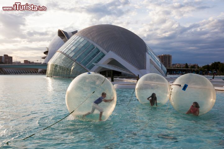 Immagine L'Hemisfèric di Valencia ospita un suggestivo cinema 3D IMAX. La struttura, opera dell'architetto Santiago Calatrava, vuole rappresentare un occhio umano - foto © Philip Lange / Shutterstock.com