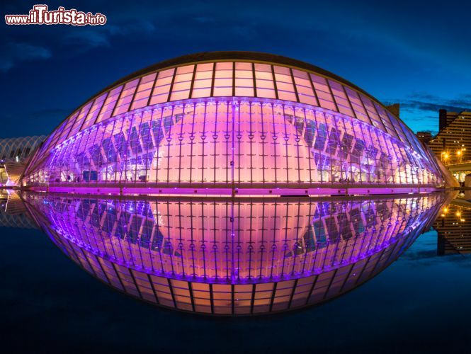 Immagine L'illuminazione serale dell'Hemisfèric presso la Città delle Arti e delle Scienze di Valencia, Spagna - foto © Albert Veress / Shutterstock.com