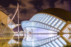 Valencia, Spagna: una suggestiva foto serale della Città delle Arti e delle Scienze illuminata che si riflette sull'acquadi una delle vasche esterne - foto © S-F / Shutterstock.com
 ...