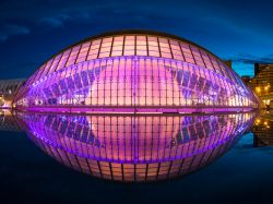 L'illuminazione serale dell'Hemisfèric presso la Città delle Arti e delle Scienze di Valencia, Spagna - foto © Albert Veress / Shutterstock.com
