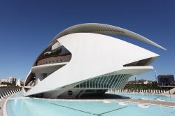 Il Palau de les Arts Reina Sofia presso la Città delle Arti e delle Scienze è la casa del teatro dell'opera di Valencia (Spagna) - foto © Philip Lange / Shutterstock.com ...