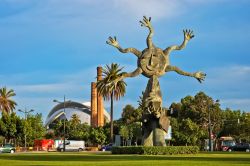 La scultura intitolata "Homenaje al libro" ("Omaggio al libro") opera di Eduardo Boscá e, alle sue spalle, un edificio della Città delle Arti e delle Scienze ...