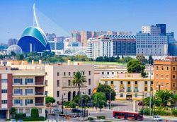 La skyline di Valencia dominata dalle strutture della Città delle Arti e delle Scineze. L'albero del Pont de l'Assut de l'Or, in particolare, misura 125 metri - foto ...