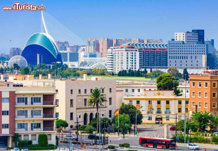 Immagine La skyline di Valencia dominata dalle strutture della Città delle Arti e delle Scineze. L'albero del Pont de l'Assut de l'Or, in particolare, misura 125 metri - foto © Sean Pavone / Shutterstock.com