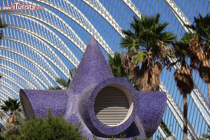 Immagine L'Umbracle ospita piante e giardino all'interno della Città delle Arti e delle Scienze di Valencia. Qui si trova anche El Paseo de las Esculturas, una galleria d'arte all'aperto - foto © Philip Lange / Shutterstock.com