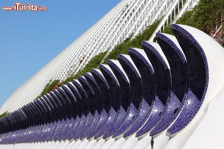 Immagine L'esterno dell'Umbracle, l'edificio della Città delle Arti e delle Scienze di Valencia (Spagna) che ospita giardini e sculture - foto © Philip Lange / Shutterstock.com