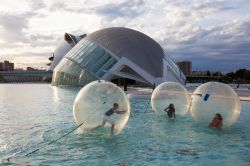 L'Hemisfèric di Valencia ospita un suggestivo cinema 3D IMAX. La struttura, opera dell'architetto Santiago Calatrava, vuole rappresentare un occhio umano - foto © Philip ...