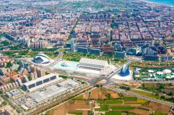 Una veduta aerea di Valencia e della Città delle Arti e delle Scienze. Il progetto di Calatrava è stato ricavato nei Giardini del Turia, uno spazio verde che attaravrsa la città ...