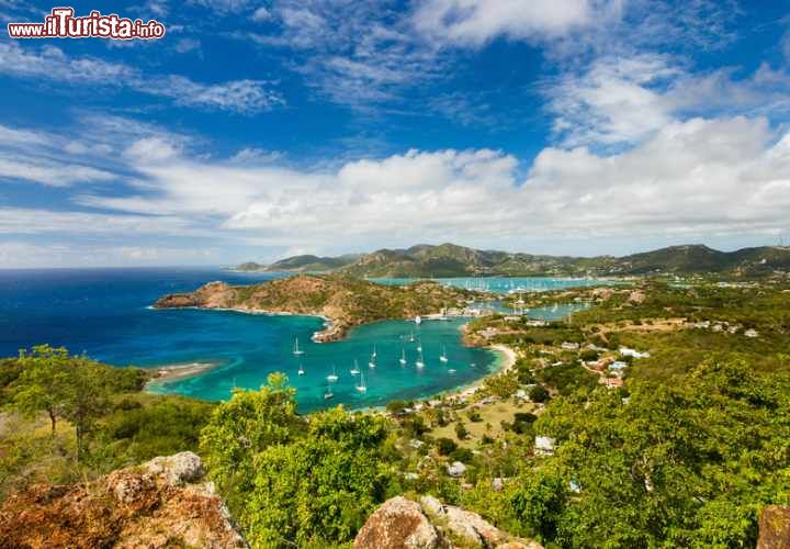 Antigua Naval Dockyard e relativi siti archeologici - Antigua
Le vecchie costruzioni del cantiere navale costruito in stile Georgiano dalla Marina britannica ad Antigua agli inizi del XVIII secolo rappresentano il cuore del sito. La baia in cui sorge, a sud dell'isola, offriva una protezione naturale dalla forza distruttiva degli uragani. Per questo fu scelta come location ideale per creare il porto utilizzato non solo per proteggere i coltivatori di canna da zucchero dalle mire espansionistiche delle potenze europee, ma anche per monitorare l'attività navale francese. Generazioni di schiavi sono stati coinvolti nella sua costruzione che raggiunse l'apice durante il XVIII quando divenne famoso come unico porto nei Caraibi orientali abbastanza grande e sicuro per le riparazioni navali . Gli edifici e le strutture che lo completano sono state sottoposte ad un importante restauro nel 1950. In quella occasione il porto venne intitolato a Horatio Nelson che fra il 1784 ed il 1787 visse nell'isola.