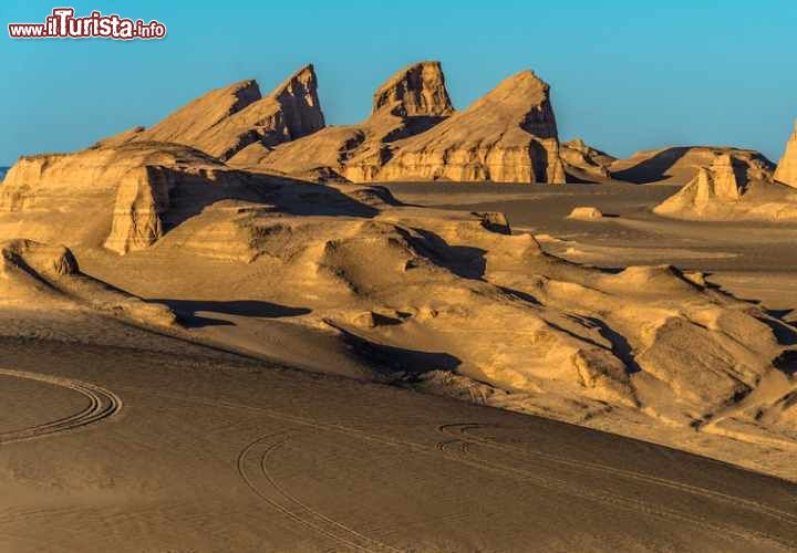Deserto di Lut - Repubblica Islamica dell'Iran
Il deserto di Lut, al confine con l'Afghanistan, nella parte sud-orientale del paese, è una delle zone più aride della terra. Fra giugno e ottobre è percorso da venti molti forti che producono uno dei più intensi fenomeni di morfologia eolica, la formazione di creste corrugate all'apice delle dune. Al suo interno coabitano deserti di pietra, dune e le più alte piramidi di sabbia esistenti al mondo. Le sue temperature elevate, attorno ai 70 gradi, hanno contribuito a classificarlo come zona priva di vita. Ciò non significa che nulla si muova. Il deserto è infatti considerato come un eccezionale esempio di evoluzioni geologiche in corso.