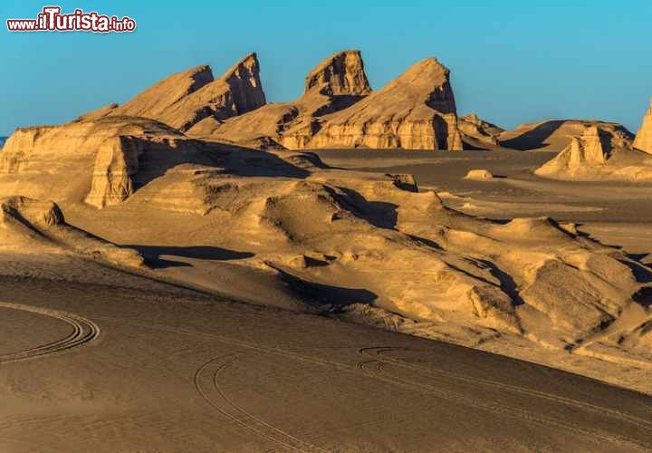 Deserto di Lut - Repubblica Islamica dell'Iran
Il deserto di Lut, al confine con l'Afghanistan, nella parte sud-orientale del paese, è una delle zone più aride della terra. Fra giugno e ottobre è percorso da venti molti forti che producono uno dei più intensi fenomeni di morfologia eolica, la formazione di creste corrugate all'apice delle dune. Al suo interno coabitano deserti di pietra, dune e le più alte piramidi di sabbia esistenti al mondo. Le sue temperature elevate, attorno ai 70 gradi, hanno contribuito a classificarlo come zona priva di vita. Ciò non significa che nulla si muova. Il deserto è infatti considerato come un eccezionale esempio di evoluzioni geologiche in corso.