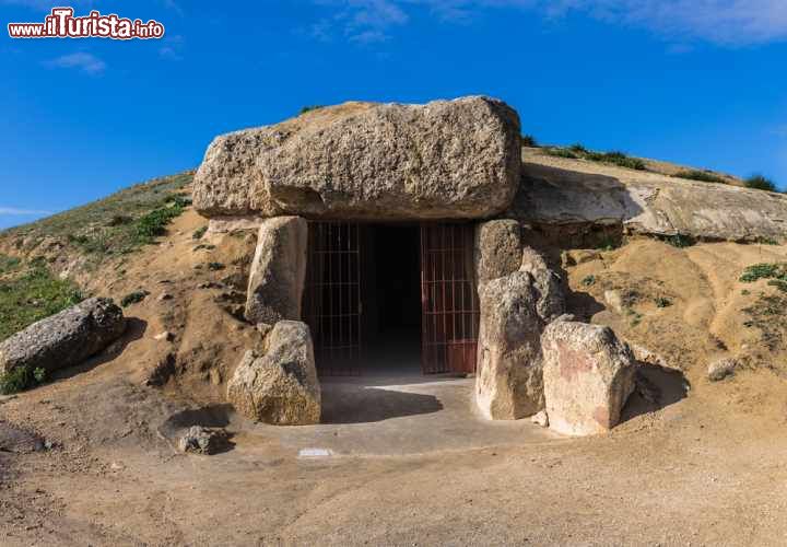 I Dolmen di Antequera - Spagna
Situato nel cuore dell'Andalusia, nella Spagna del Sud a nord di Malaga, il sito comprende tre monumenti megalitici e due formazioni montuose. Si tratta dei dolmen di Menga, Viera e Tolos di El Romeal e delle vette di Peña de los Enamorados, formazione calcarea che ricorda il profilo di un indio e di El Torcal che, con il suo parco, rappresentano i punti di riferimento dell'area. Costruiti durante il Neolitico e l'Età del Bronzo, i megaliti, con le loro possenti lastre, proteggono tre camere funerarie sorrette da travi, con copertura a falsa cupola, che rappresentano uno degli esempi più importanti dell'architettura preistorica europea e di quella megalitica in particolare.
