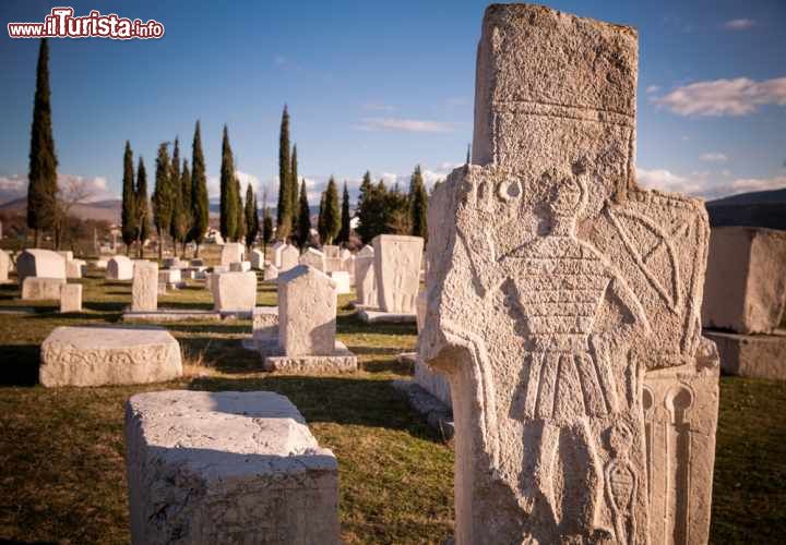 Lapidi medievali di Stećci - Bosnia and Herzegovina, Croatia, Montenegro, Serbia
Stećci è il nome utilizzato in tutti i Balcani per definire un tipo particolare di lapide scolpita nel calcare con una importante varietà di decori e iscrizioni. Realizzate fra il XII ed il XVI secolo dopo Cristo, sono diffuse un po' ovunque nell'area balcanica. Circa 60.000 si trovano entro i confini della moderna Bosnia-Erzegovina mentre le restanti 10.000 sono distribuite fra Croazia, Montenegro e Serbia. All'interno dei cimiteri sono disposte in fila, come era tradizione nell'epoca medievale.


