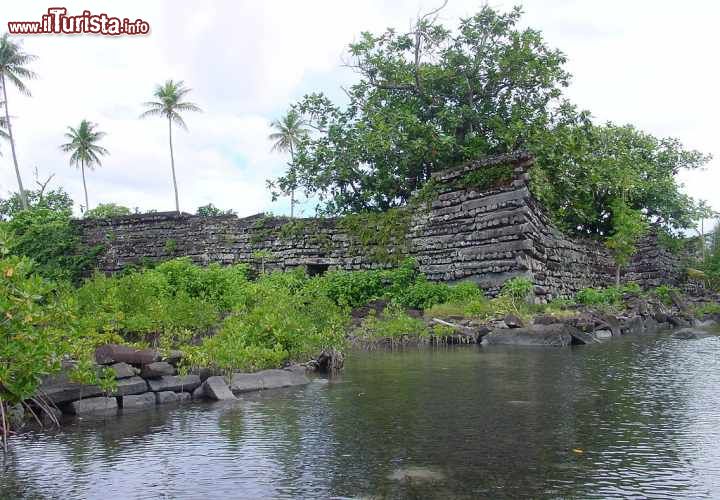 Nan Madol: il centro cerimoniale della Microniesia orientale of Eastern Micronesia - Stato Federale della Micronesia
Per i più le rovine di Nan Madol rappresentano un mistero. Formato da 99 isole artificiali a Sud Est di Pohnepei, nelle isole Caroline che rappresentano uno dei più vasti arcipelaghi della Micronesia, il centro ha vissuto il periodo di massimo splendore fra il 1200 ed il 1500 dopo Cristo. Edifici di proporzioni importanti, la concentrazione di strutture megalitiche, e le tecniche utilizzate per la costruzione dei palazzi di pietra, dei templi, delle tombe e delle residenze sono testimoni di una società decisamente complessa. La città di Nan Medol è iscritta anche nella lista dei Patrimoni dell'Umanità a rischio, a causa dell'insabbiamento dei canali utilizzati per collegare le isole costruite su pareti di basalto e formazioni coralline, e la proliferazione incontrollata di mangrovie.

