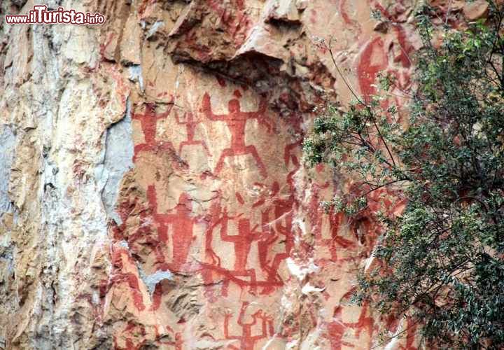 Paesaggio culturale di arte rupestre Zuojiang Huashan - Cina
L'arte rupestre raffigurata nei 38 siti collocati sulle pareti delle ripide scogliere nelle regione di confine nella Cina sud occidentale sono le ultime testimonianze della cultura del tamburo di bronzo diffusa proprio in quest'area. Il periodo storico di riferimento parte dal V secolo prima di Cristo e giunge al II secolo dopo Cristo. Un arco di settecento anni, in cui i popoli Luoyue hanno affidato alle scogliere il compito di raccontare la loro vita, i rituali, le tradizioni.

