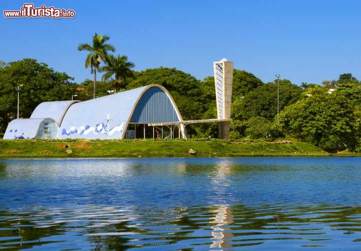 Pampulha Modern Ensemble - Brasile
Le caratteristiche che hanno consentito l'ingresso nel patrimonio Unesco del progetto urbano Pampulha Modern Ensemble riguardano la straordinaria complessità dell'opera realizzata attorno ad un lago artificiale e l'espressione artistica infusa dall'architetto Oscar Niemeyer alle strutture che lo contornano nel 1940.Parliamo della zona di Belo Horizonte, capitale dello Stato Minas Gerais . Il complesso include un casinò, una sala da ballo, il Golf club e la chiesa consacrata a San Francesco di Assisi. L'unione di varie forme espressive consente all'anima brasiliana, influenzata da tradizioni, clima e natura, di esprimere se stessa utilizzando i principi della moderna architettura - © Ronaldo Almeida / Shutterstock.com