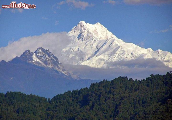 Parco nazionale di Khangchendzonga - India
E' il primo sito indiano ad entrare nell'elenco Unesco delle proprietà miste. Collocato nel cuore dell' Himalaya a nord dello stato indiano di Sikkim, il parco ospita una varietà importante e unica di piante e animali e anche di paesaggi che includono ghiacciai, antiche foreste, la terza vetta più alta al mondo, il monte Khangchendzonga, spesso associato a leggente e racconti dal sapore mitologico. Molti dei laghi e degli elementi naturali che sono inseriti nell'area estesa su una superficie di centinaia di chilometri quadrati, sono considerati sacri dagli indigeni Sikkim la cui identità è intimamente legate alla ritualitàà religiosa unita ai precetti buddisti.
