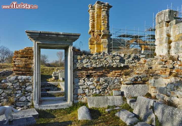 Sito archegologico di Philippi - Grecia
Fondata nel 356 avanti Cristo dal re macedone Filippo II, la città si sviluppa ai piedi di una acropoli che corrisponde oggi alla Macedonia e alla Tracia orientale sull'antico percorso della via Egnatia che congiungeva Europa ed Asia. Dopo la conquista romana, successiva alla famosa battaglia di Filippi, consumata nel 42 avanti Cristo, la città visse un importante sviluppo che la rese simile alla capitale dell'impero. All'epoca, i più la conoscevano infatti come "piccola Roma". In seguito divenne uno dei più importanti centri religioso per il cristianesimo che fiorì in seguito alla visita dell'apostolo Paolo, negli anni 49-50 dopo Cristo. Di quell'epoca resta una mirabile testimonianza nella Basilica.