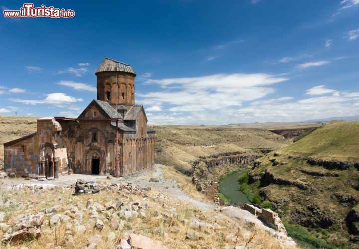 Sito archeologico di Ani - Turchia
Il sito archeologico porta la firma delle dinastie cristiane e musulmane che dal X all'XI secolo hanno contribuito a trasformare la città di Ani nella capitale del regno armeno dei Bagratides. La sua posizione, sulle rotte della via della Seta, su un altopiano isolato che forma un confine naturale con l'Armenia nel Nord-Est della Turchia, l'ha resa una delle località più fiorenti e importanti, a livello politico, religioso e commerciale. Fra le strutture giunte fino a noi, compaiono chiese in stile proto-gotico, palazzi, mura difensive merlate, esempi di architettura civile, militare e religiosa che offrono uno spaccato importante del periodo medievale. L'importanza commerciale venne conservata anche durante il periodo della dominazione bizantina , selgiuchide , e georgiano. Nel 1319 un terremoto sancì quel declino iniziato dall'invasione mongola. Ciò che resta testimonia e condensa l'evoluzione architettonica che la regione subì fra il 7° ed il 13 secolo dopo Cristo.