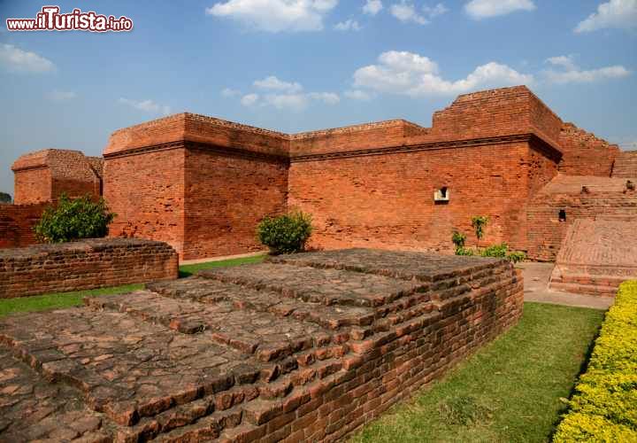 Sito archeologico di Nalanda Mahavihara (Nalanda University) a Nalanda, Bihar - India
Legato alla tradizione religiosa buddista, il sito di Nalanda Mahavihara, situato nello Stato di Bihar nel Nord-est dell'India, era sede della più antica università del subcontinente indiano. La sua attività, iniziata nel 3° secolo avanti Cristo, è continuata fino al XIII secolo. Per 800 anni è stata al centro dei flussi culturali e della trasmissione della conoscenza, che hanno portato allo sviluppo religioso del Buddismo ed il consolidarsi delle tradizioni educative monastiche. Al suo interno si possono ammirare i resti degli edifici scolastici e residenziali con finiture in stucco, pietra e metallo .