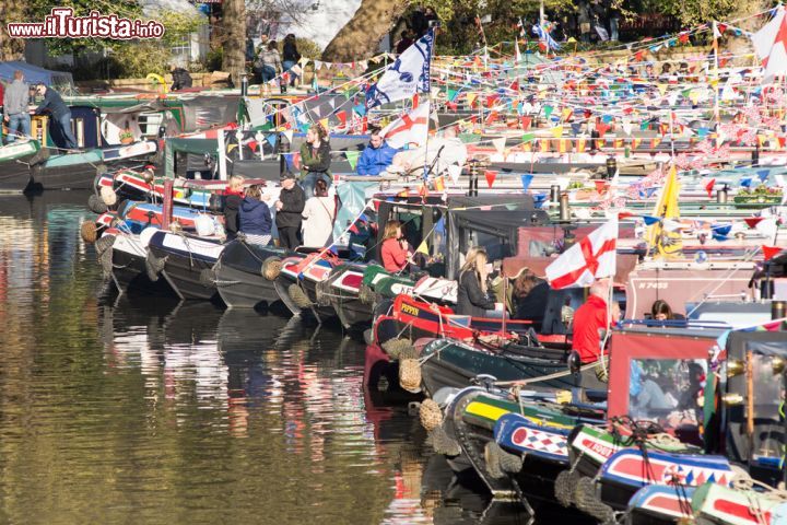 Immagine Le barche tipiche chiamate narrowboats a Little Venice durante la Canalway Cavalcade di Londra - © Joe Dunckley / Shutterstock.com