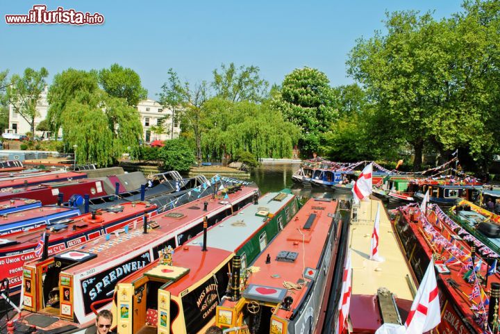 Immagine Le tipiche Narrowboats a Little Venice durante l evento Canalway Cavalcade - © Nadiia Gerbish / Shutterstock.comz\