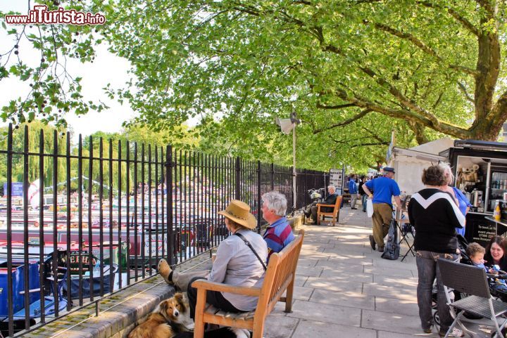 Immagine Mercatini a Little Venice durante Canalway Cavalcade a Londra - © Nadiia Gerbish / Shutterstock.com