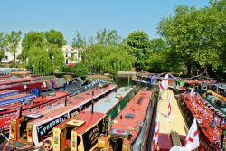 Le tipiche Narrowboats a Little Venice durante ...