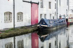 Una barca lungo i canali di Little Venice a Londra ...