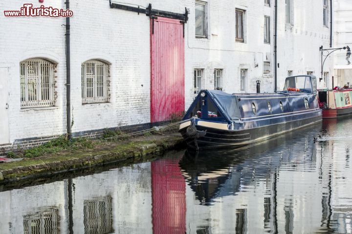 Immagine Una barca lungo i canali di Little Venice a Londra