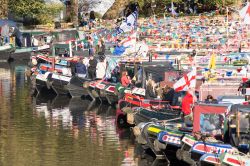 Le barche tipiche chiamate narrowboats a Little Venice durante la Canalway Cavalcade di Londra - © Joe Dunckley / Shutterstock.com 