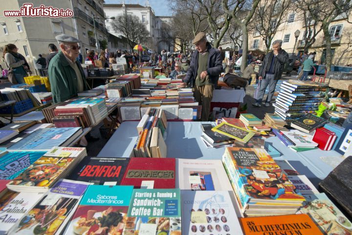 Immagine Feira da ladra il mercato delle pulci di gennaio nel quartiere Alfama a Lisbona - © Oscar Espinosa / Shutterstock.com