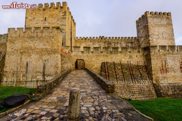 Immagine Il Castello di San Giorgio, si trova sulla sommità del quartiere Alfama di Lisbona