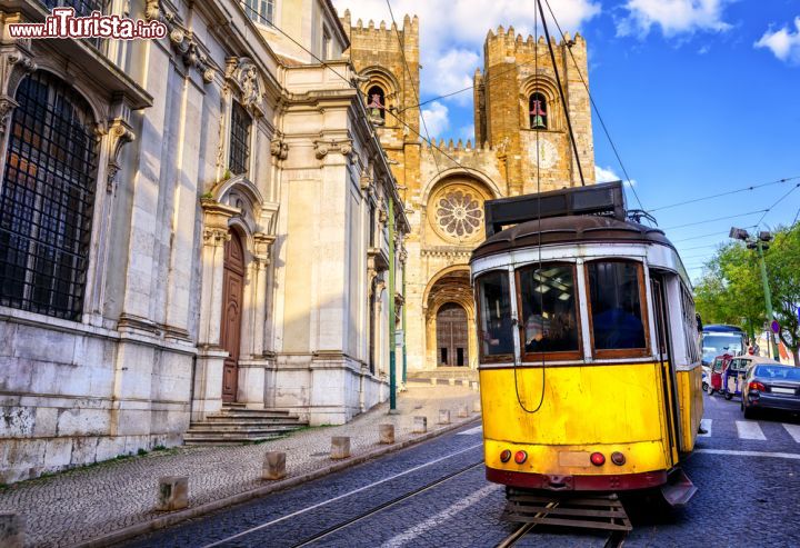 Immagine La visita al quartiere Alfama a Lisbona, Portogallo: caratteristici i tram che si arrampicano per le ripide stradine del quartiere