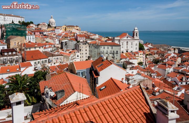 Immagine Panorama di lisbona, in primo piano i tetti del quartiere Alfama