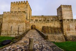Il Castello di San Giorgio, si trova sulla sommità del quartiere Alfama di Lisbona