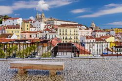 Il quartiere Alfama, nel centro storico di Lisbona ...