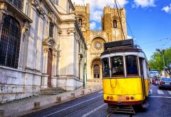 La visita al quartiere Alfama a Lisbona, Portogallo: caratteristici i tram che si arrampicano per le ripide stradine del quartiere