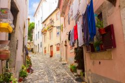 Una strada tipica del quartiere Alfama a Lisbona- ...