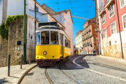 Uno dei tram pittoreschi del quartiere Alfama ...