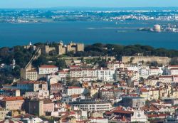 Vista aerea del centro di Lisbona e del quartiere ...