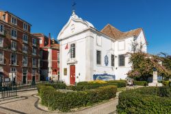 La chiesa di Santa Luzia è uno dei monumenti nazionali di Lisbona, e si trova nel quartiere di Alfama - © Nessa Gnatoush / Shutterstock.com 