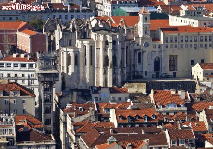 Immagine Foto panoramica di Lisbona: l'Elevador de Santa Justa si vede sulla sinistra