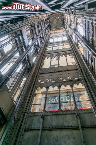 Immagine Il vano interno dell'ascensore più famoso di Lisbona, l'Elevador de Santa Justa - © Gilmanshin / Shutterstock.com