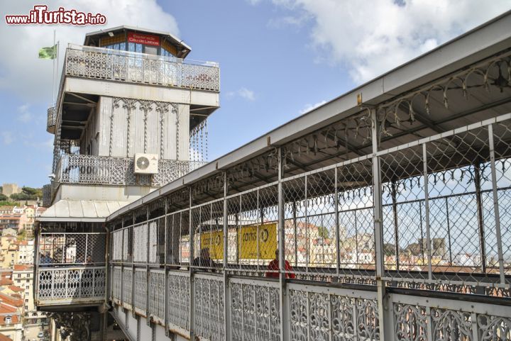 Immagine La  parte alta dell'Elevador de Santa Justa a Lisbona - © Jaione_Garcia / Shutterstock.com